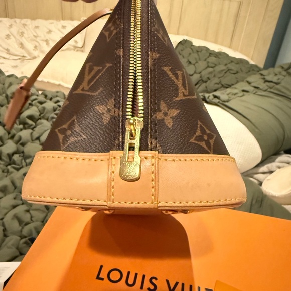 Louis Vuitton Alma PM Authentic - Picture 5 of 11